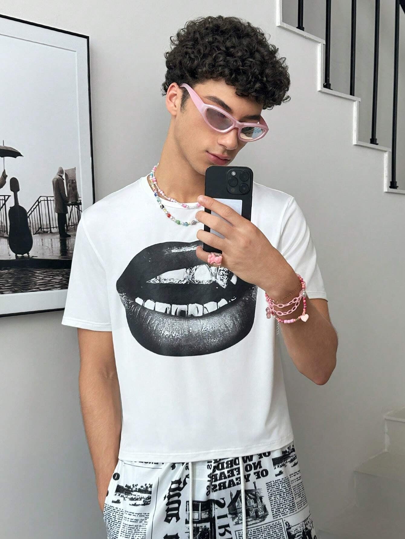 Manfinity VCAY 1Pc Men Y2K Funny Casual Oversize High Street Vintage Style Creative Lips Angel Madonna Oil Painting Print White Knitted T-Shirt, Summer